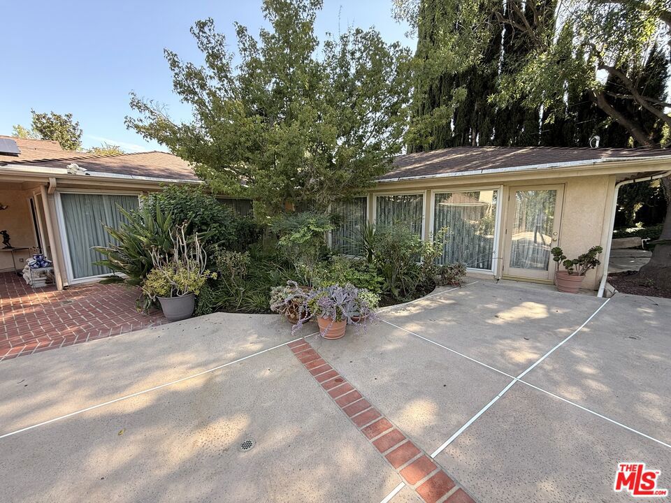 5429 Corbin Avenue Property Photo 41