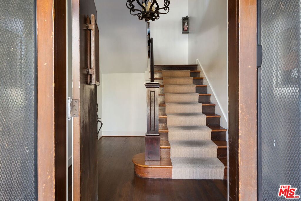 177 N Sycamore Avenue Property Photo 4
