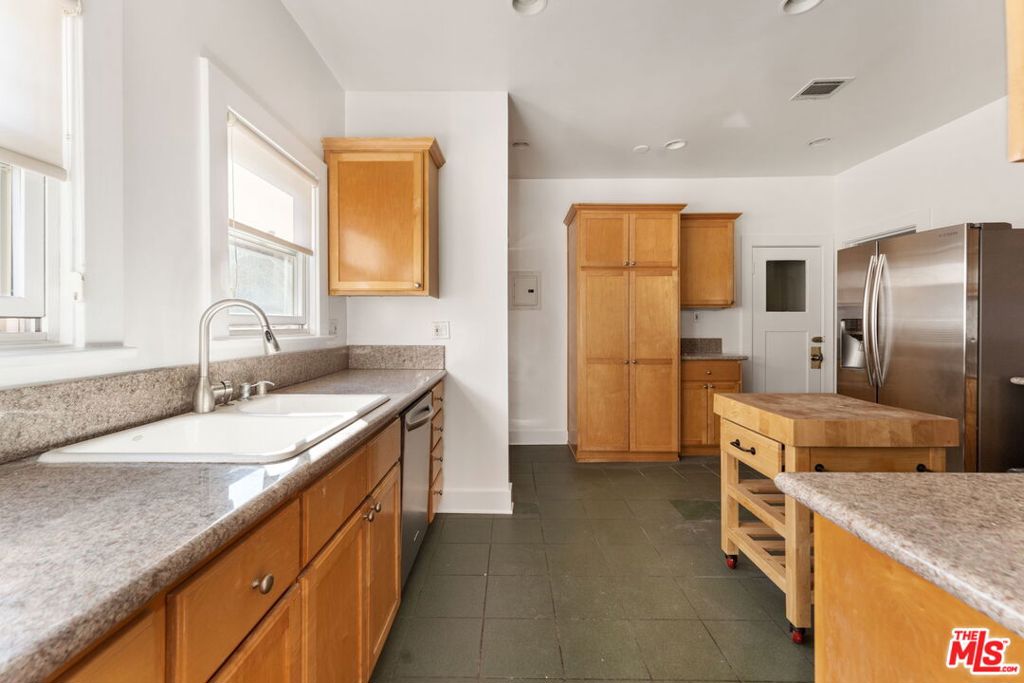 177 N Sycamore Avenue Property Photo 10