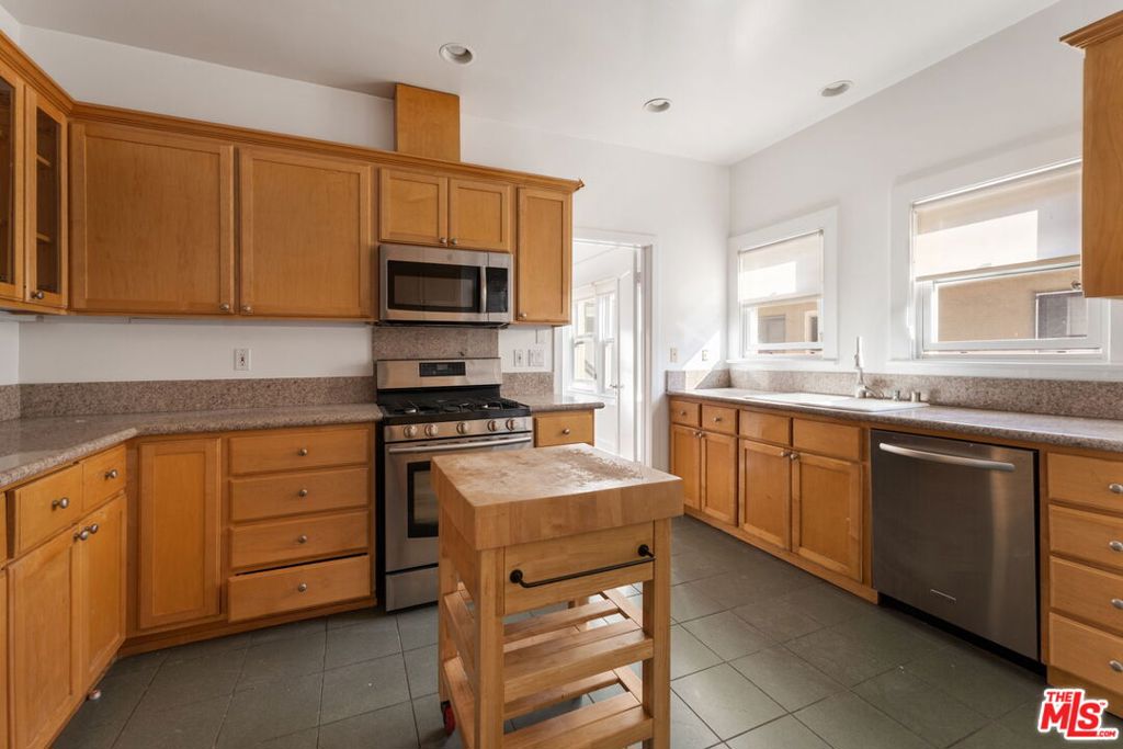 177 N Sycamore Avenue Property Photo 12