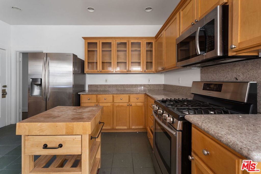 177 N Sycamore Avenue Property Photo 13