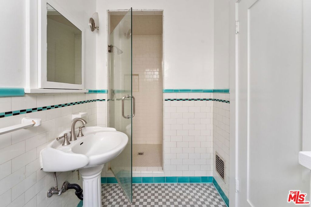 177 N Sycamore Avenue Property Photo 15
