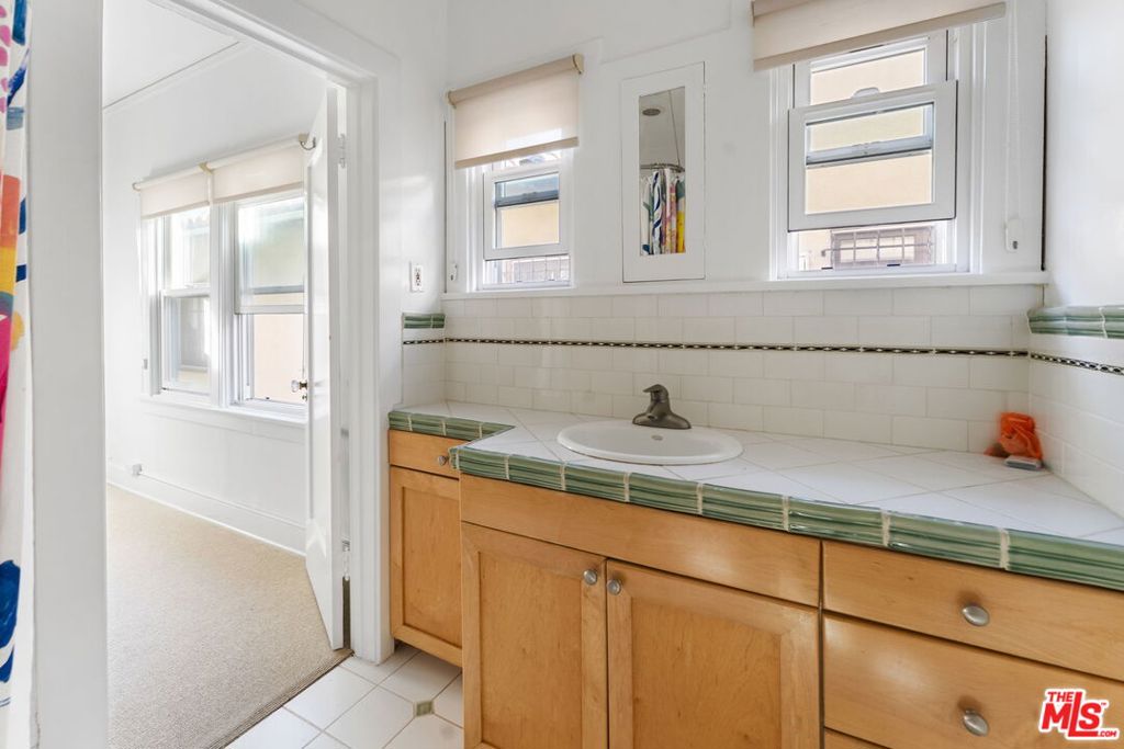 177 N Sycamore Avenue Property Photo 19