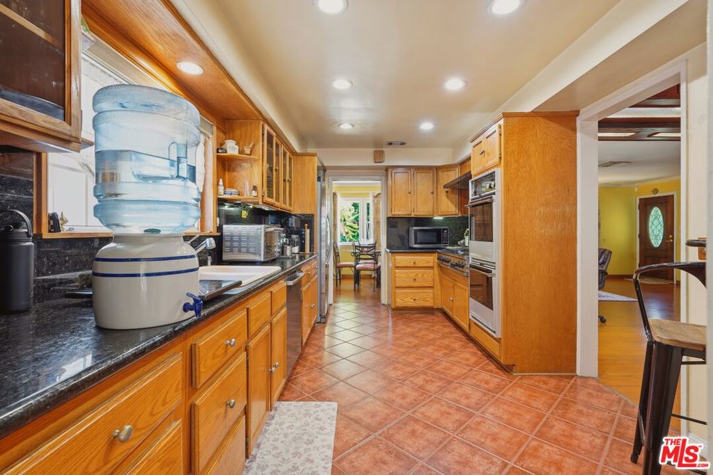 15719 Vose Street Property Photo 5