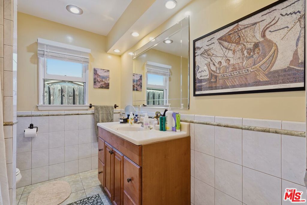 15719 Vose Street Property Photo 8