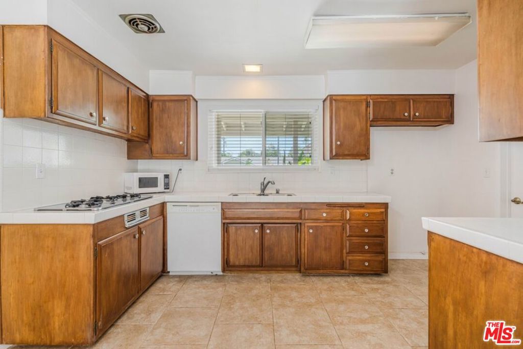 9811 Lubao Avenue Property Photo 9