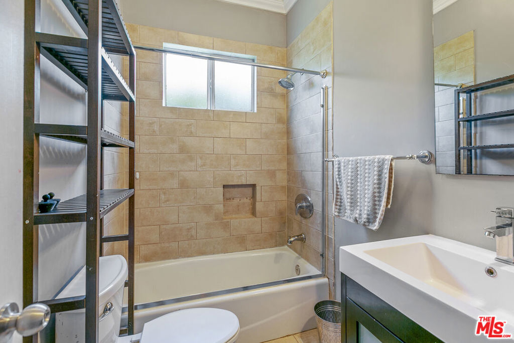7223 Willoughby Avenue 212 Property Photo 8