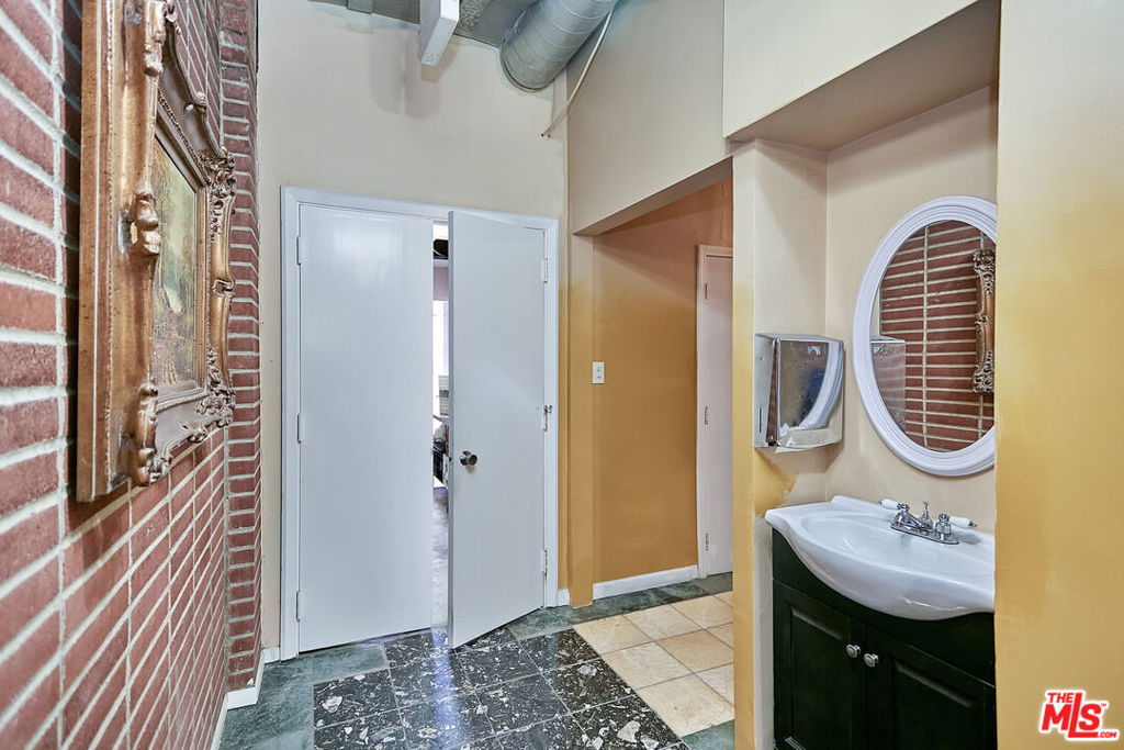 2551 Beverly Boulevard B Property Photo 14