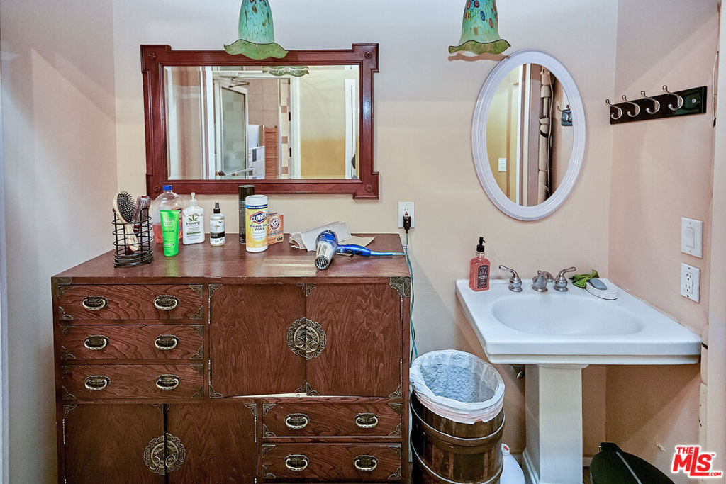 2551 Beverly Boulevard B Property Photo 19
