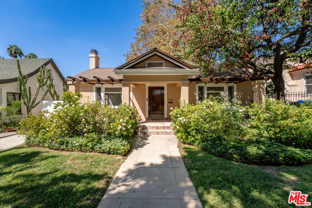 1919 N Catalina Street Property Photo 1