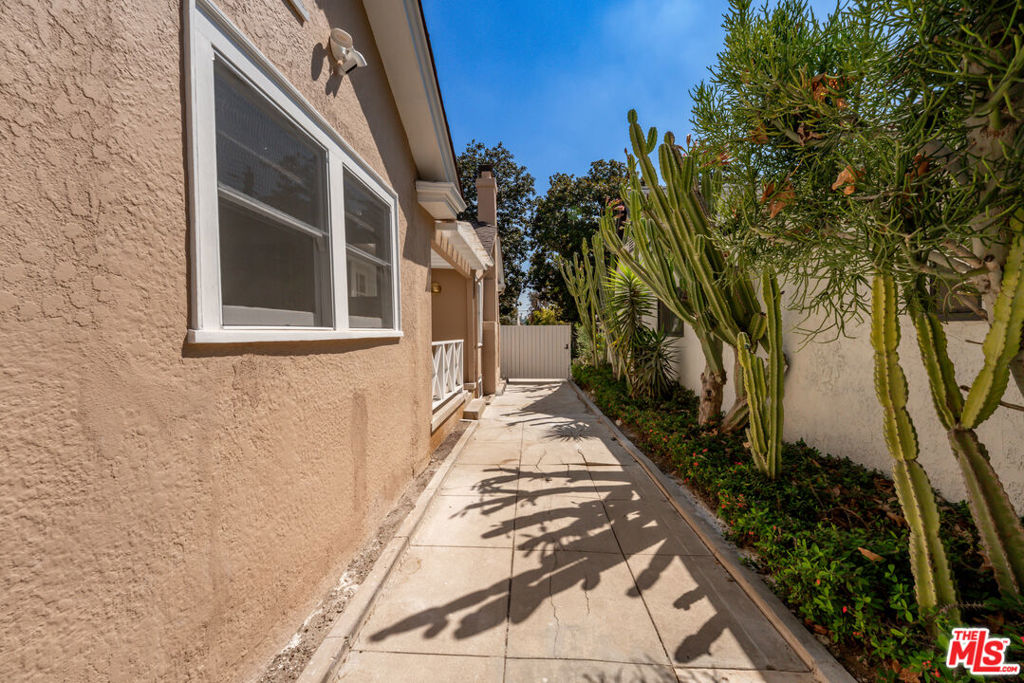 1919 N Catalina Street Property Photo 13