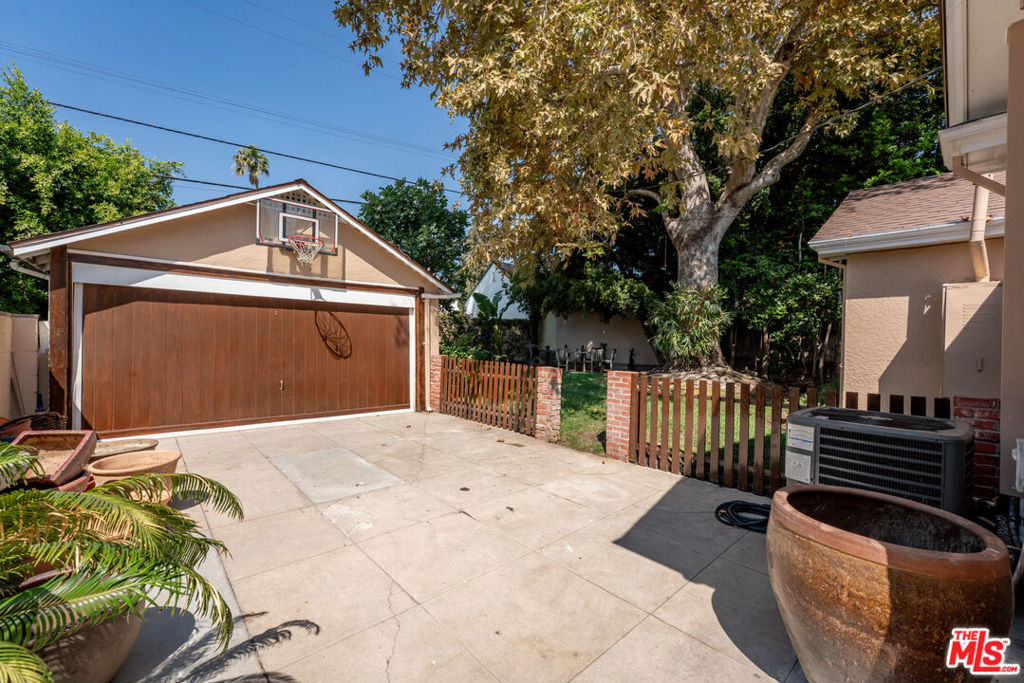 1919 N Catalina Street Property Photo 14