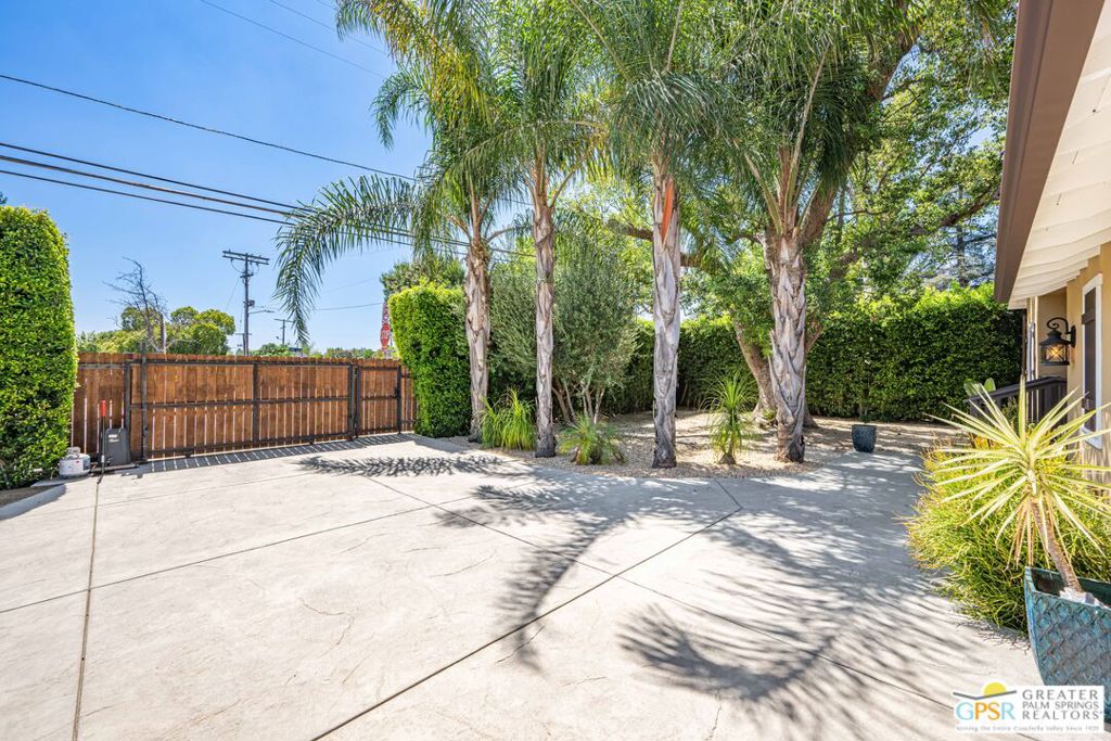 13435 Erwin Street Property Photo 4