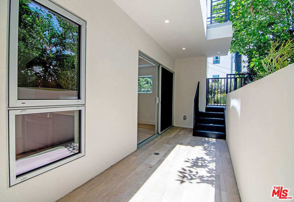 1236 N Fairfax Avenue 4 Property Photo 11