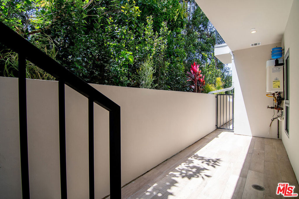 1236 N Fairfax Avenue 4 Property Photo 12