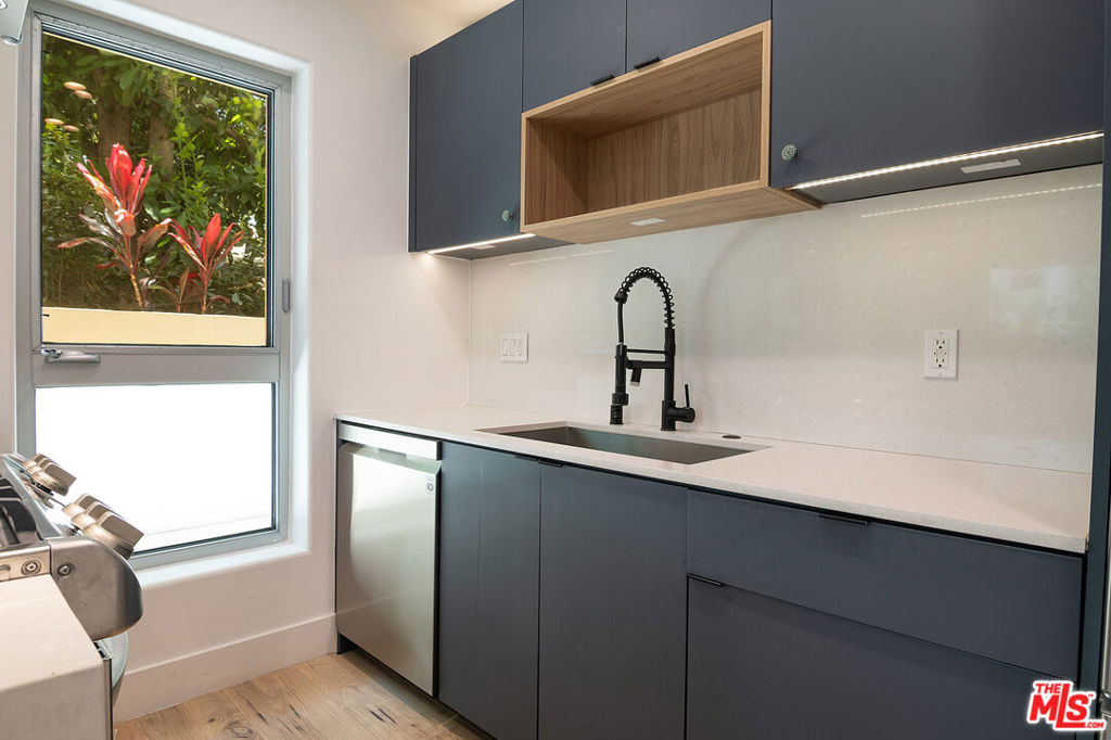 1236 N Fairfax Avenue 4 Property Photo 16