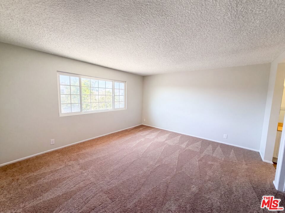 8452 Hazelwood Circle Property Photo 4