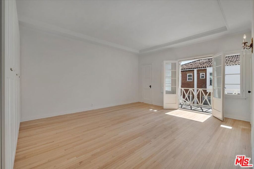 156 N Swall Drive Property Photo 12