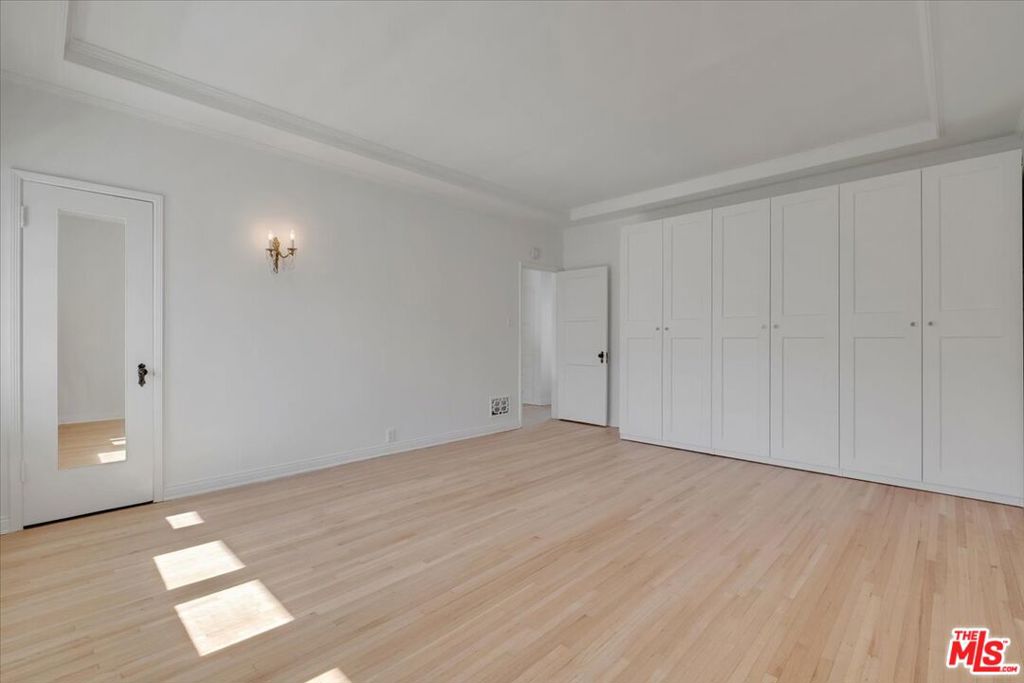 156 N Swall Drive Property Photo 14