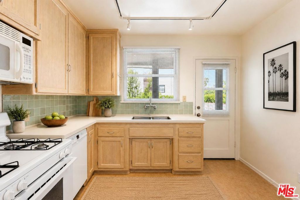8921 1/2 Rangely Avenue Property Photo 3