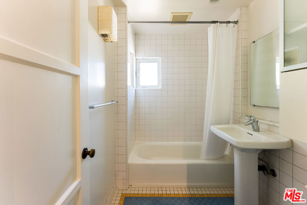 8921 1/2 Rangely Avenue Property Photo 7