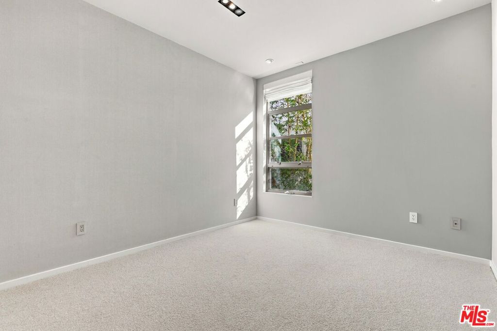 870 Haverford Avenue 202 Property Photo 32