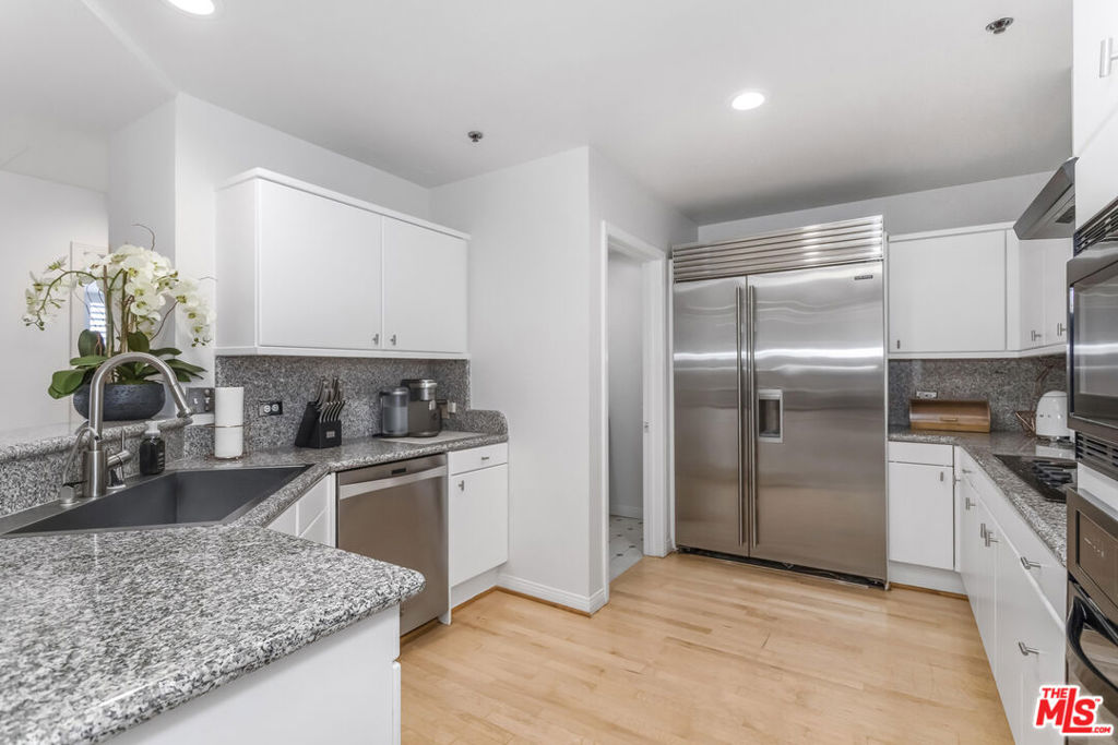 10724 Wilshire Boulevard 1005 Property Photo 8