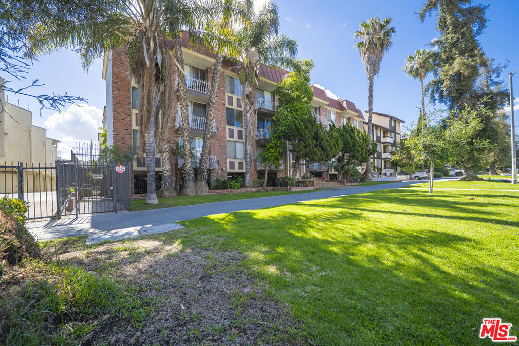210 S La Fayette Park Place 201 Property Photo 4
