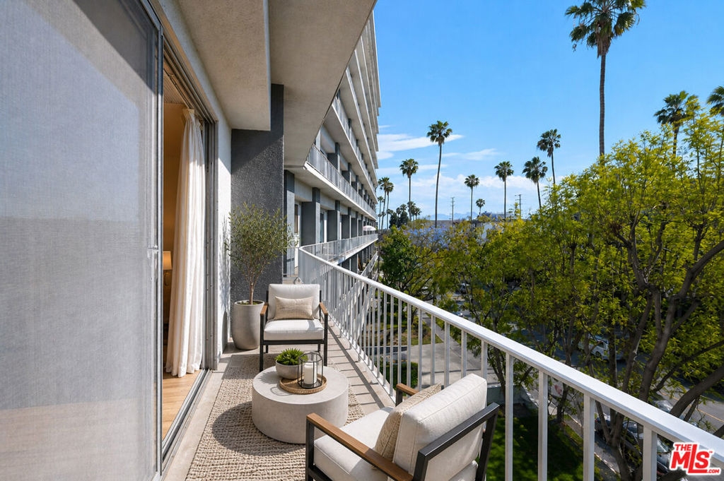 100 S Doheny Drive 424 Property Photo 4