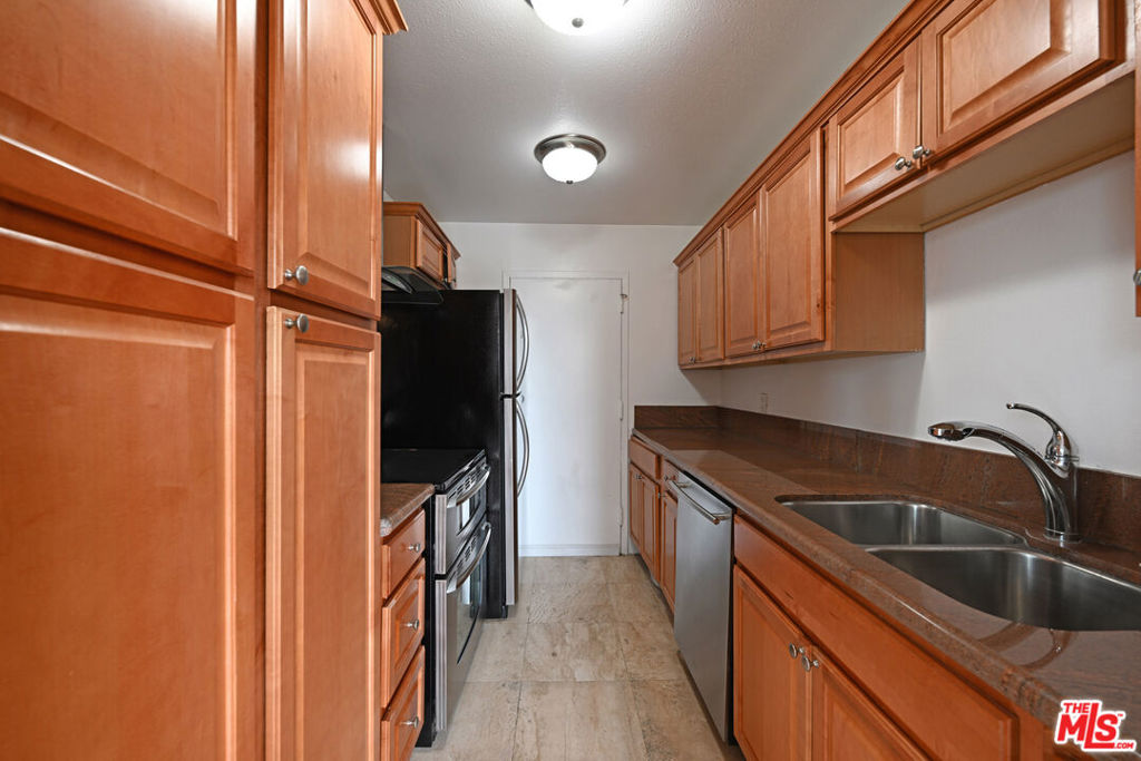100 S Doheny Drive 424 Property Photo 5