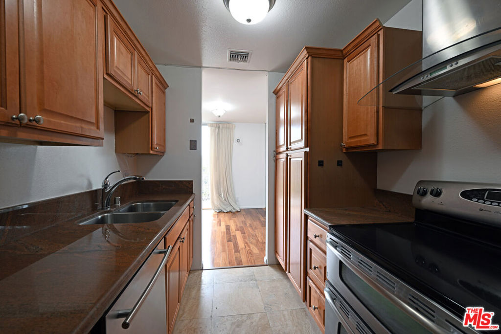 100 S Doheny Drive 424 Property Photo 6