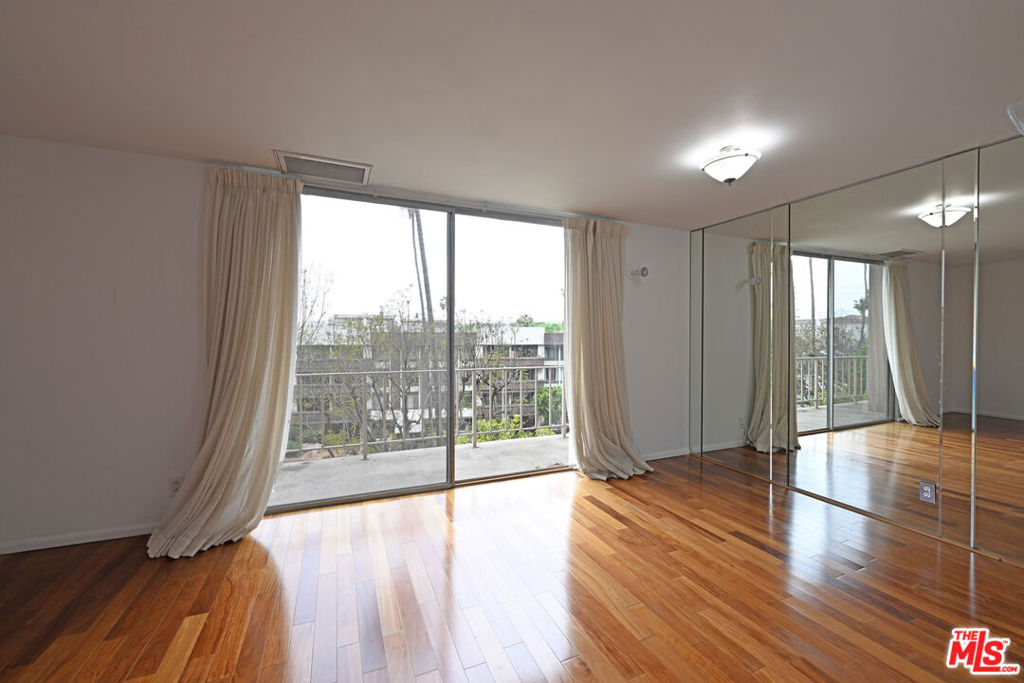 100 S Doheny Drive 424 Property Photo 7