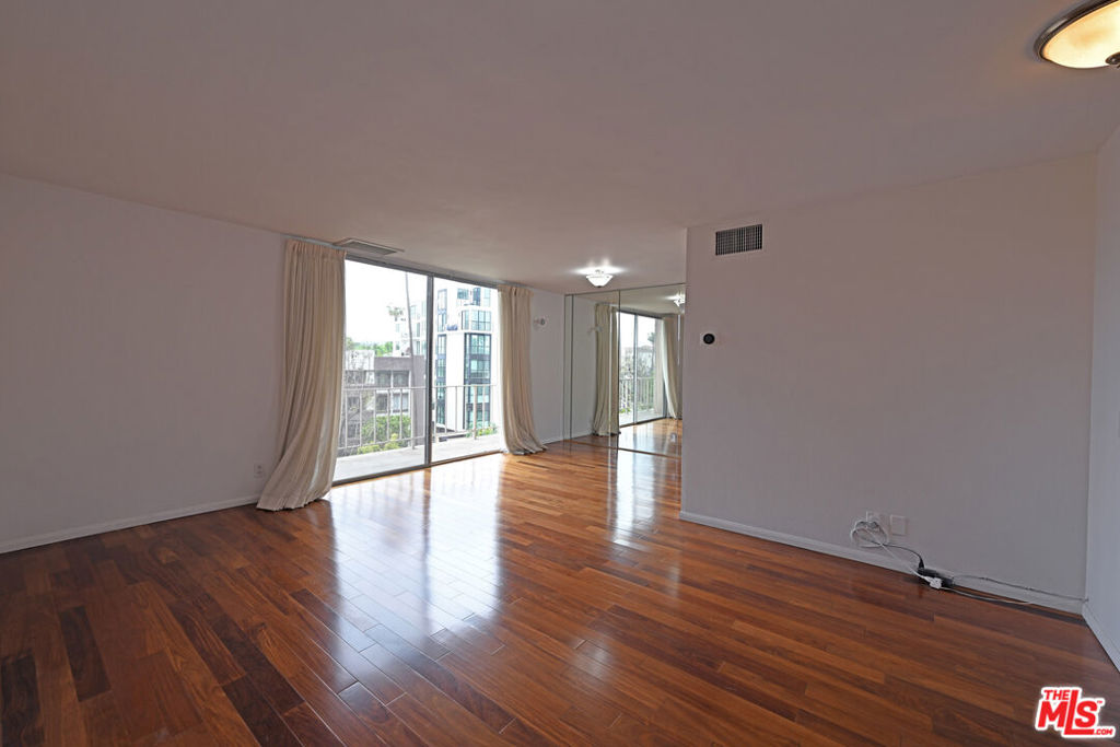 100 S Doheny Drive 424 Property Photo 8
