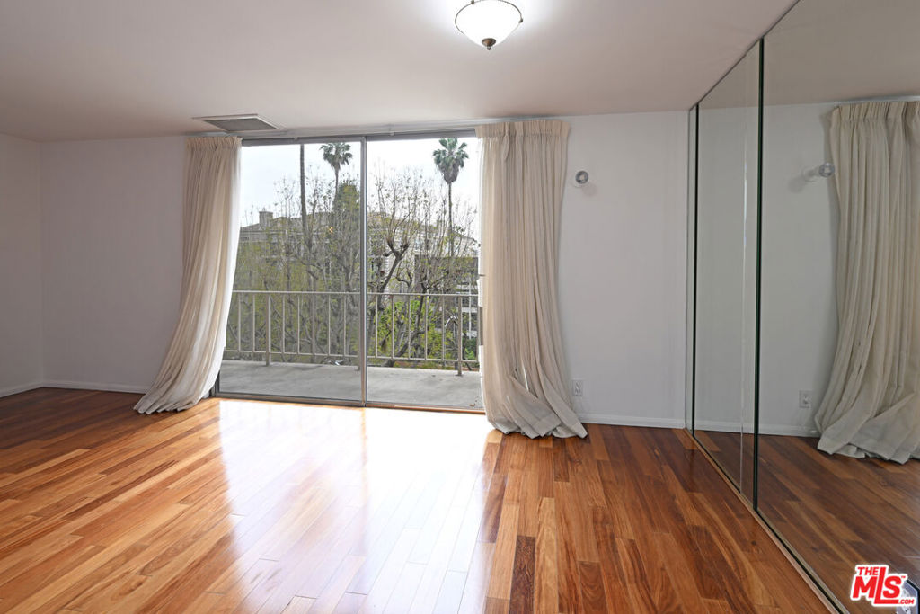 100 S Doheny Drive 424 Property Photo 9
