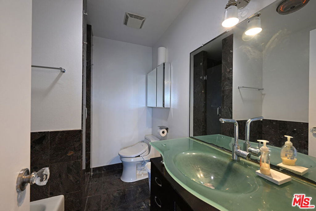 100 S Doheny Drive 424 Property Photo 11