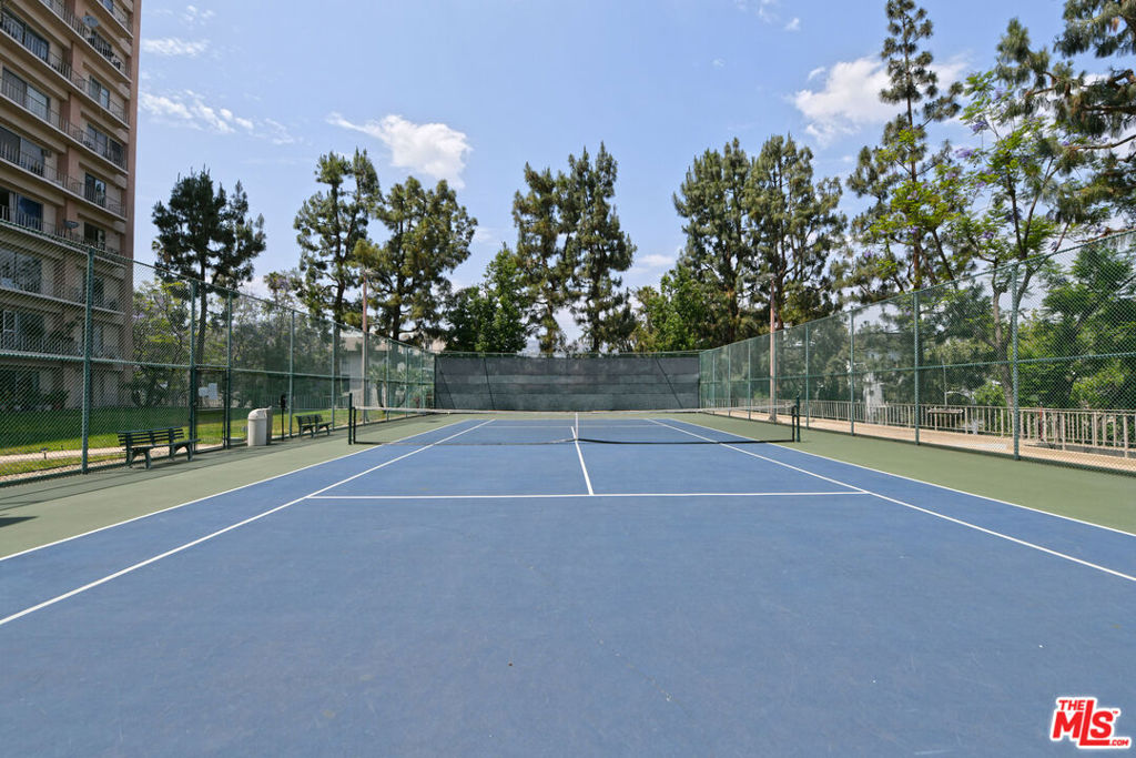 100 S Doheny Drive 424 Property Photo 22
