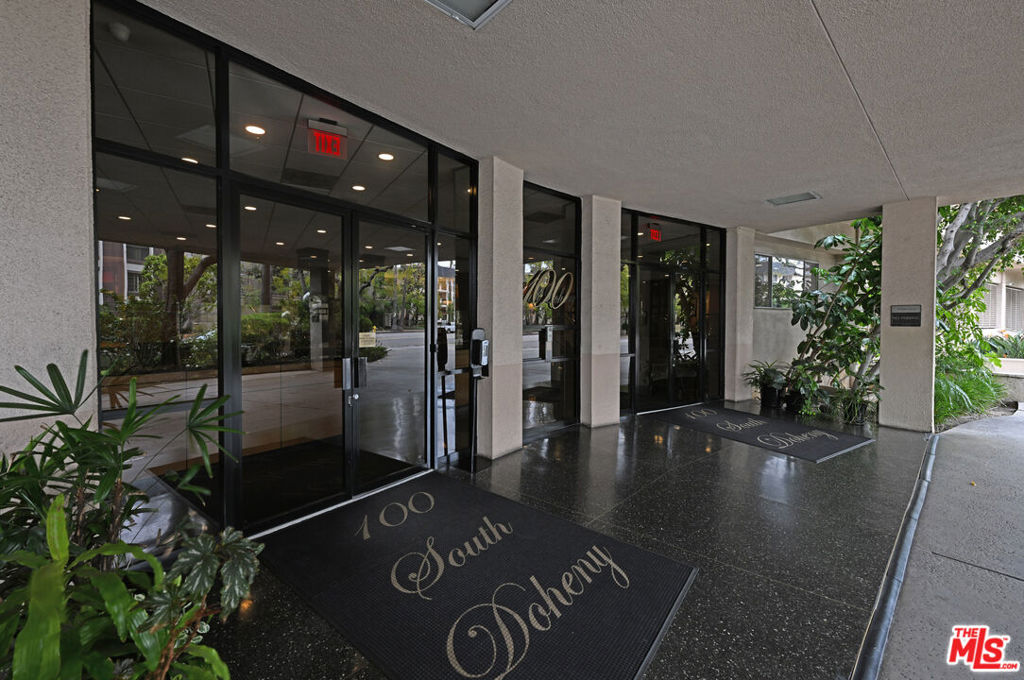 100 S Doheny Drive 424 Property Photo 23