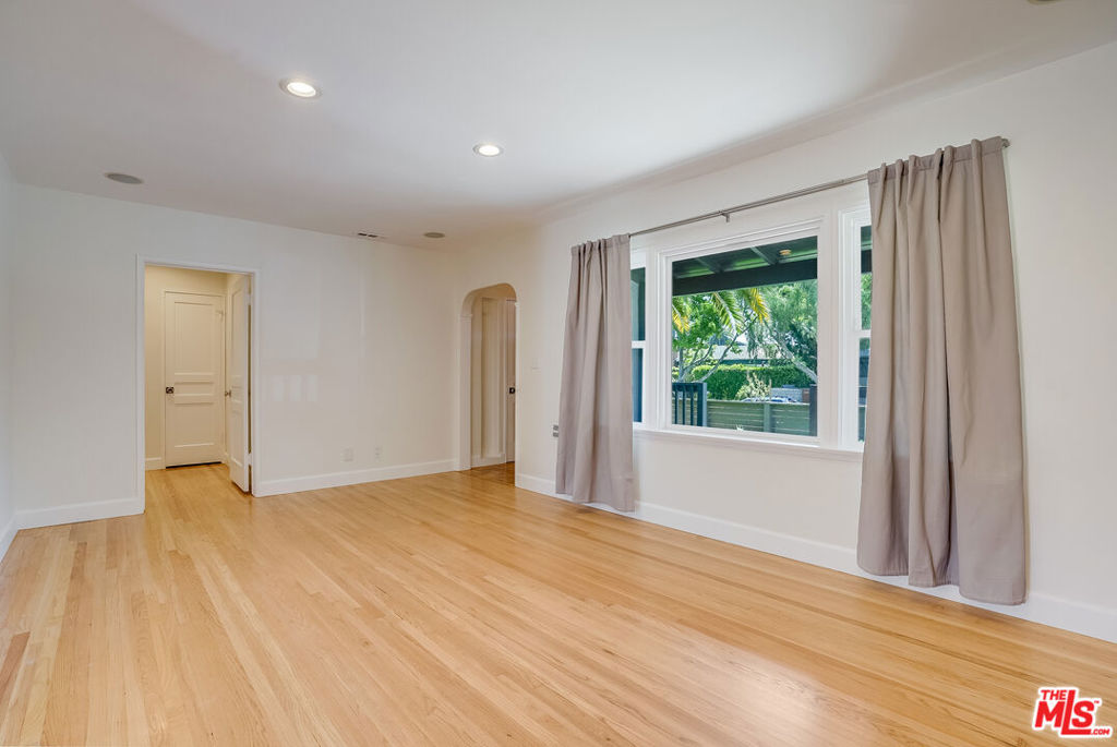 11819 Pacific Avenue Property Photo 4