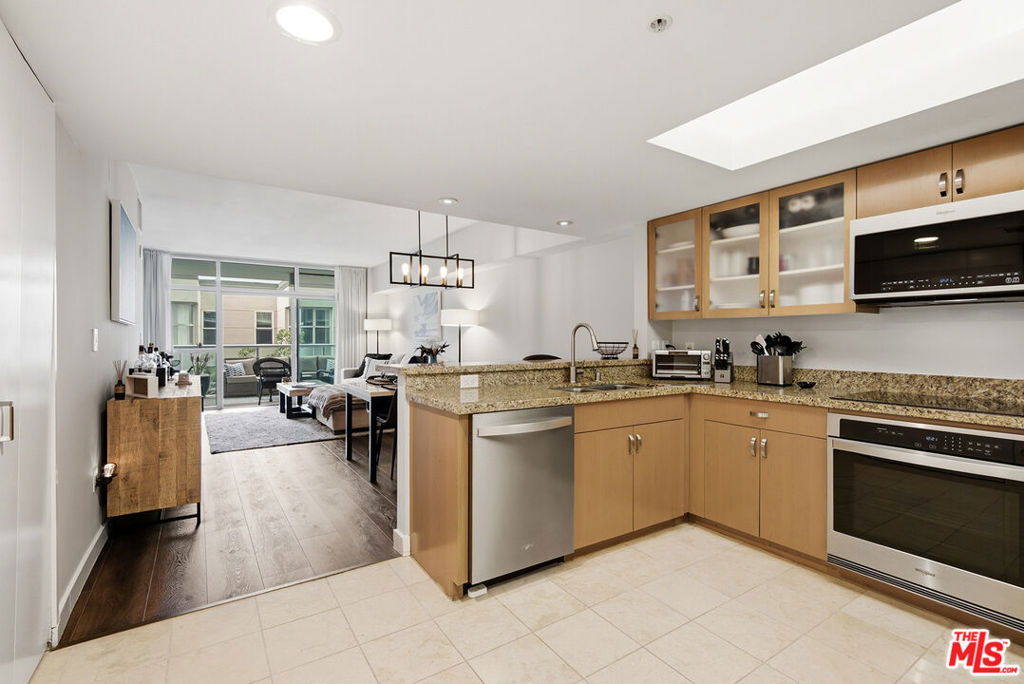 13700 MARINA POINTE Drive 519 Property Photo 1