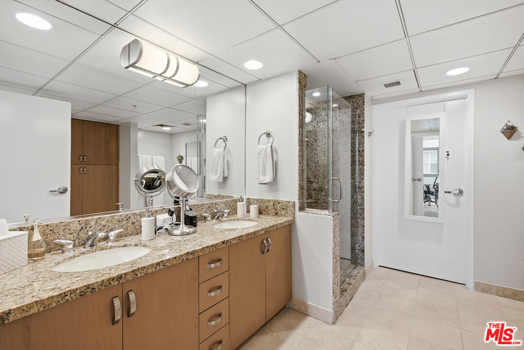 13700 Marina Pointe Drive 519 Property Photo 17
