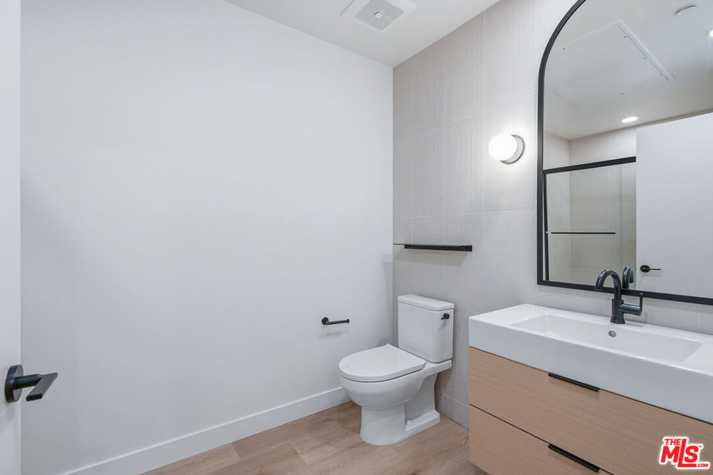 3555 Overland Avenue 604 Property Photo 5