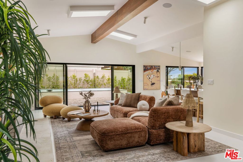 3748 Seahorn Drive Property Photo 4
