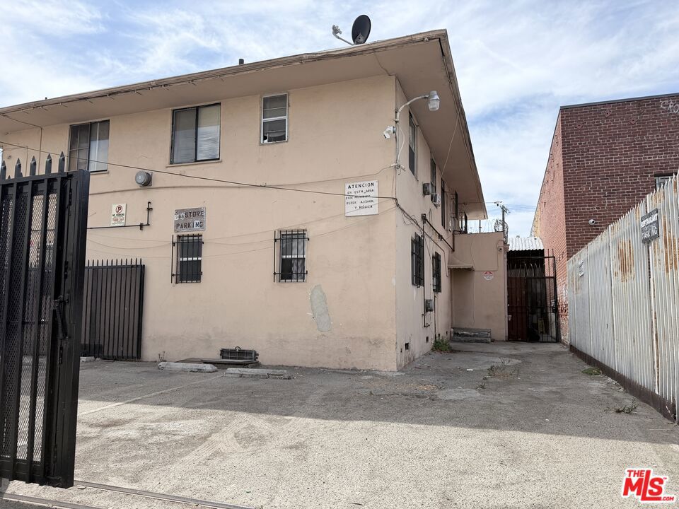 904 N Western Avenue Property Photo 10