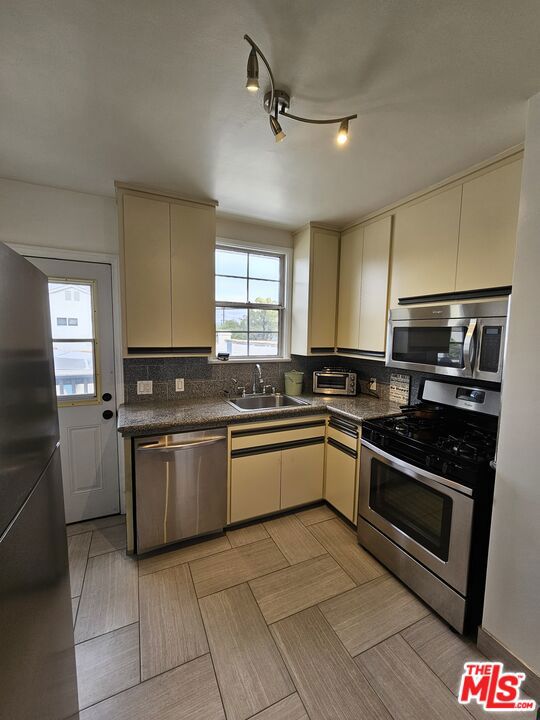 2333 S Garth Avenue 1/2 Property Photo 8