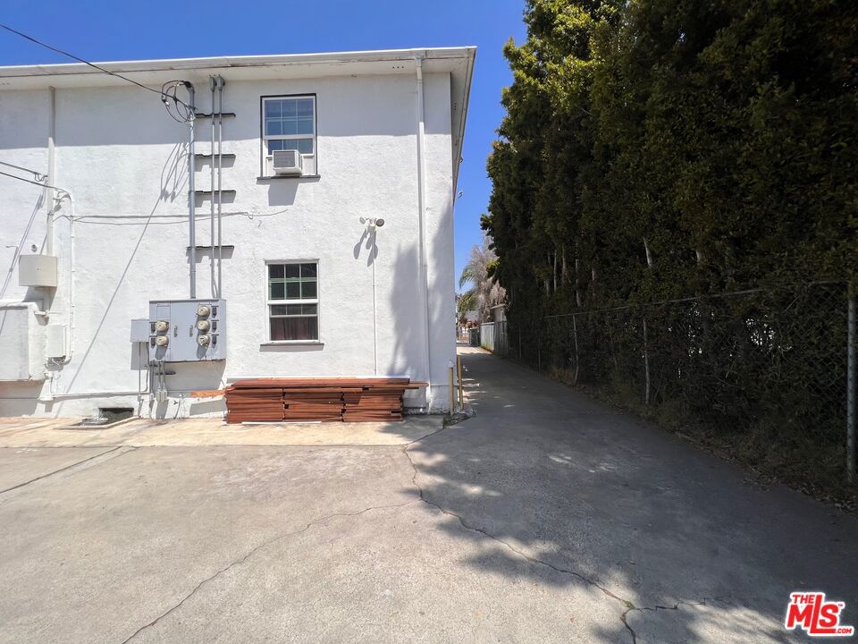 2333 S Garth Avenue 1/2 Property Photo 20