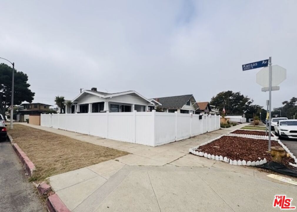 1100 W 48th Street Property Photo 2