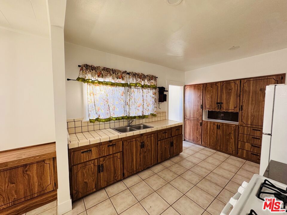 1100 W 48th Street Property Photo 5