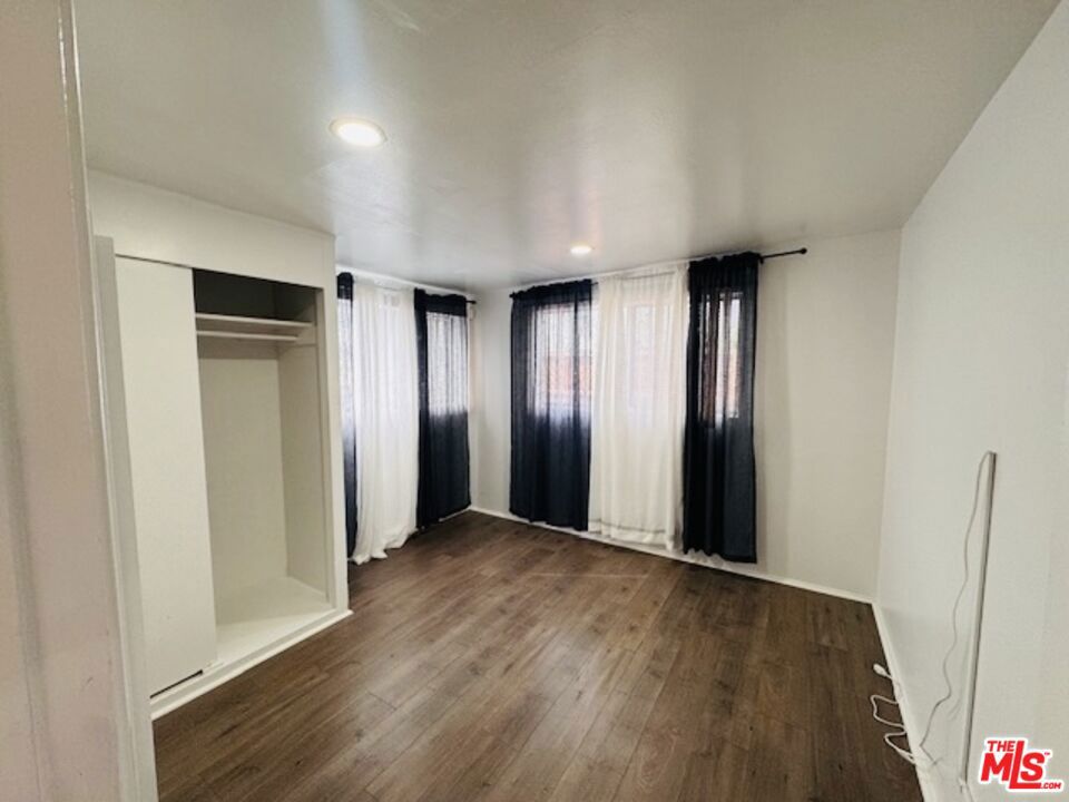 1100 W 48th Street Property Photo 10