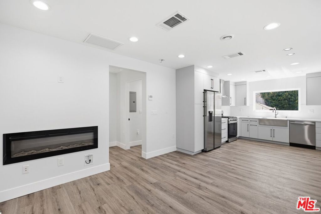 11613 Burbank Boulevard Property Photo 7