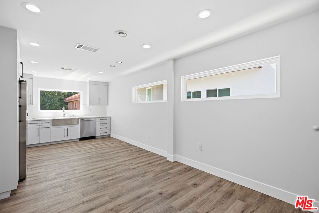 11613 Burbank Boulevard Property Photo 8